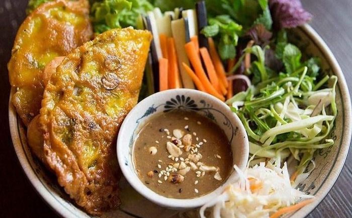 • Bánh khoái sẽ khiến thực khách cảm thấy “khoái” vì lớp vỏ giòn tan nhưng nhân bên trong vẫn mềm ẩm đi kèm với nước chấm vô cùng độc đáo.