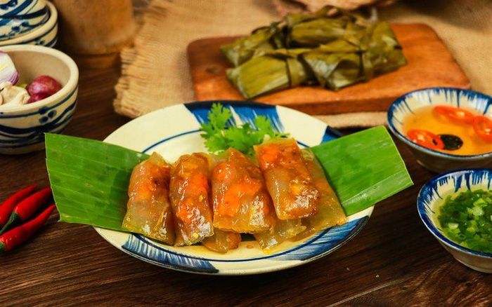 Bánh bột lọc hấp dẫn bởi hương thơm của lá và vị dai mềm mặn mòi của bánh.