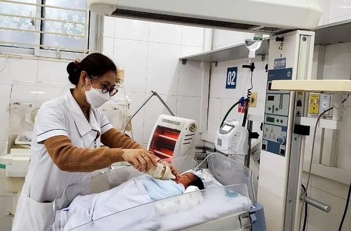 Máy sưởi được bố trí tại tất cả khoa điều trị thuộc bệnh viện. Ảnh: Thắng Đạt. 