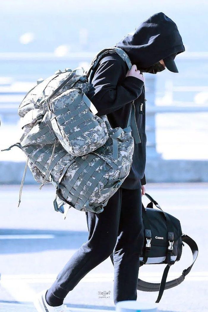 Jungkook với những chiếc túi của mình | @Hello_VK/Twitter