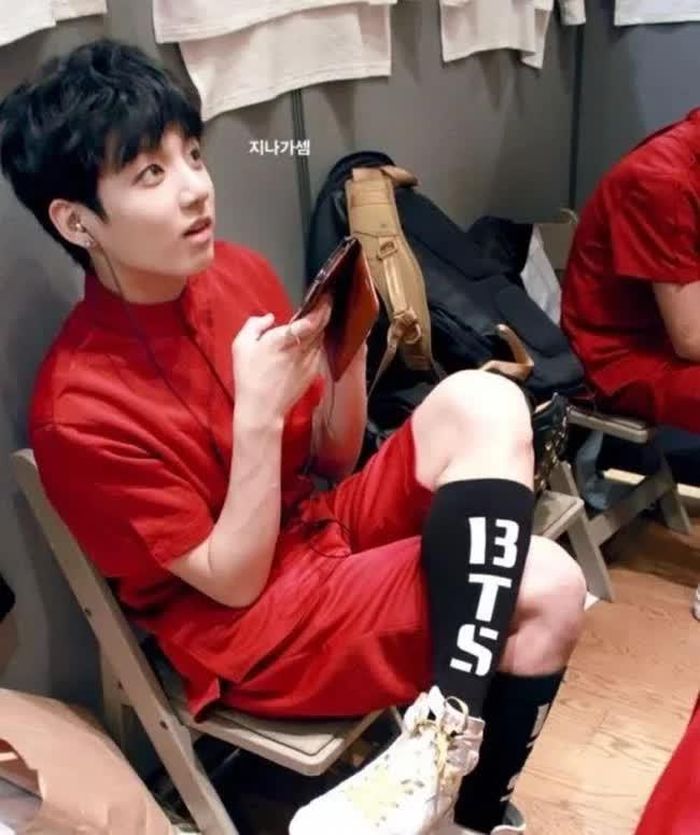 Jungkook sử dụng bao đựng điện thoại dạng ví