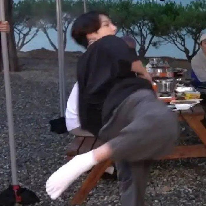 Jungkook đi tất ngón chân
