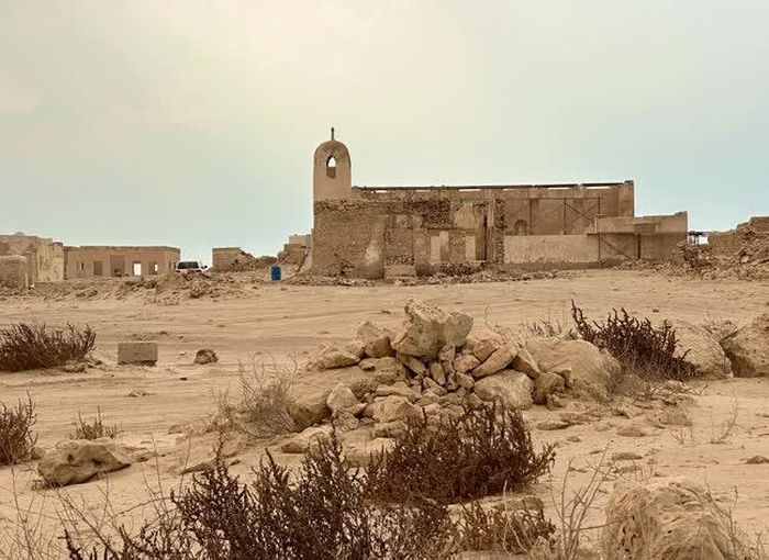 Tháp của giáo đường Hồi giáo Al Hussein tại “làng ma” Al Jumail