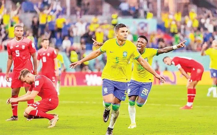 Brazil (áo vàng) tiếp tục thể hiện sức mạnh ở trận tứ kết đêm nay?