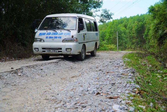 Mặt đường bong tróc, bị “băm” thành những viên đá lớn nhỏ, nhiều đoạn hư hỏng hoàn toàn.