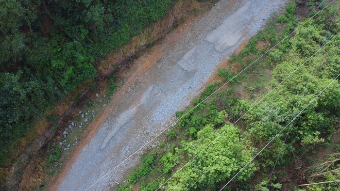 Hơn 170 hộ dân tại bản Phú Lâm, xã Phú Gia, huyện Hương Khê (Hà Tĩnh) nhiều năm qua sống trong cảnh khốn khổ khi di chuyển trên đường Huyện lộ 6 đã xuống cấp nghiêm trọng. Đây là tuyến đường duy nhất từ thị trấn Hương Khê dẫn vào bản Phú Lâm.