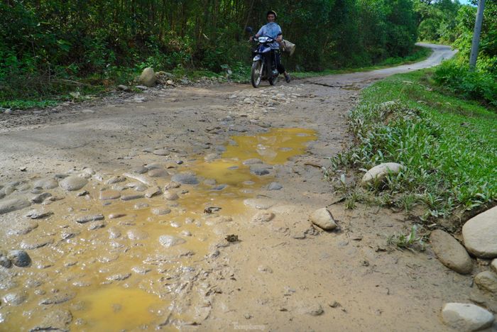 Tuyến đường huyện lộ 6 dài hơn 20km, được xây dựng từ lâu, qua nhiều năm sử dụng đã xuống cấp. Dọc tuyến xuất hiện hàng chục điểm hư hỏng nặng, “ổ voi”, “ổ gà”, mặt đường nhựa bị vỡ nát…