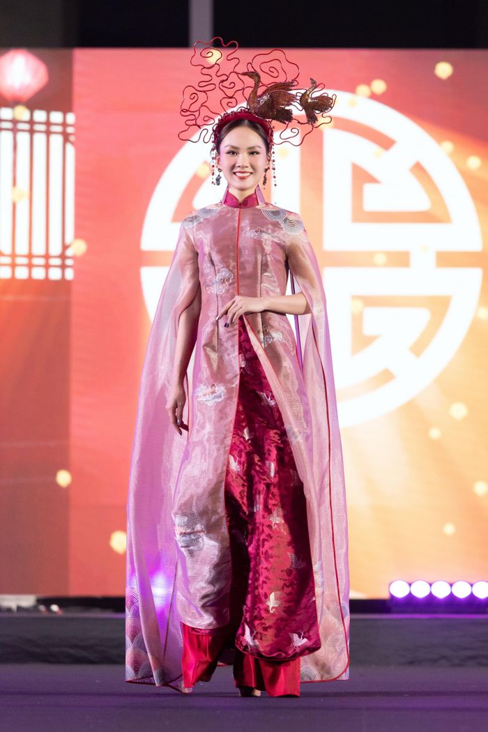 Miss World Việt Nam 2022 Huỳnh Nguyễn Mai Phương đảm nhận vai trò vedette khi trình diễn trong bộ sưu tập áo dài lấy cảm hứng về tiên hạc. Điểm nhấn của thiết kế là chiếc mũ với hình đôi chim hạc được tạo hình kỳ công, ấn tượng.