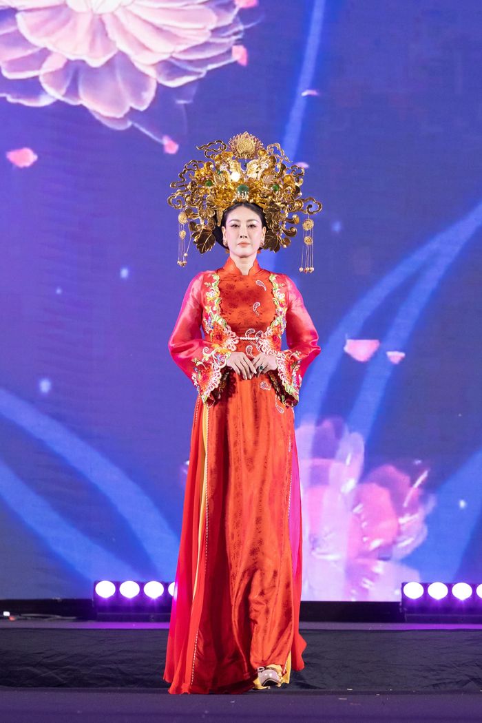 Sánh vai bên đàn em, Hoa hậu Hà Kiều Anh đảm nhận vai trò first face trong một màn trình diễn. Hoa hậu Việt Nam 1992 trông kiêu sa, quyền lực khi đội chiếc mấn vàng cầu kỳ, hoành tráng. 