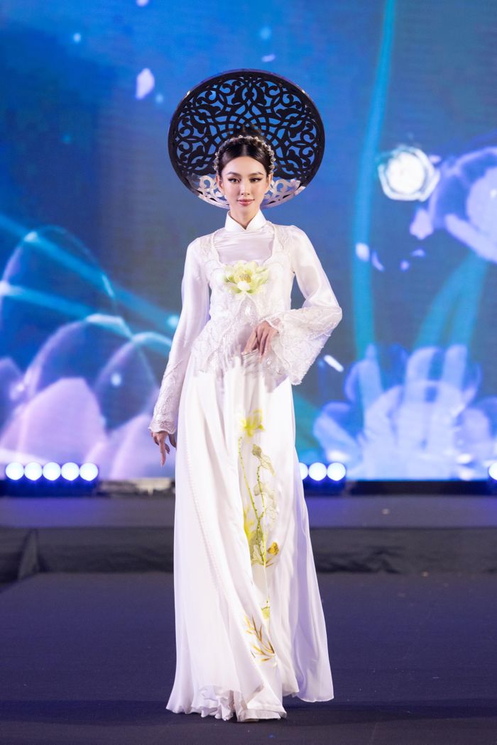 Hôm 8/12, dàn hoa hậu, á hậu cùng góp mặt trong chương trình “Áo dài gặp gỡ lụa Thái Lan” tại Tuần lễ thời trang quốc tế tơ lụa Thái Lan lần thứ 3. Hoa hậu Thùy Tiên xuất hiện với vai trò vedette trong một màn trình diễn. Cô diện áo dài trắng kết hợp khăn đóng có kết cấu độc đáo. Vốn là Hoa hậu Hòa bình Quốc tế 2021 đăng quang tại Thái Lan nên Thùy Tiên nhận được sự cổ vũ nhiệt tình của khán giả.