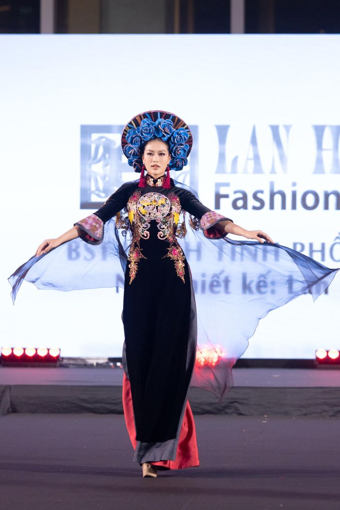 Miss Grand Việt Nam, top 20 Miss Grand International 2022 Đoàn Thiên Ân cũng góp mặt trong một màn trình diễn với vai trò vedette. Cô diện bộ áo dài màu đen với phần tà xuyên thấu bay bổng.