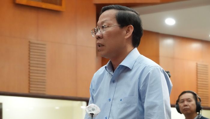 Chủ tịch TP.HCM Phan Văn Mãi trao đổi với đại biểu HĐND về biên chế