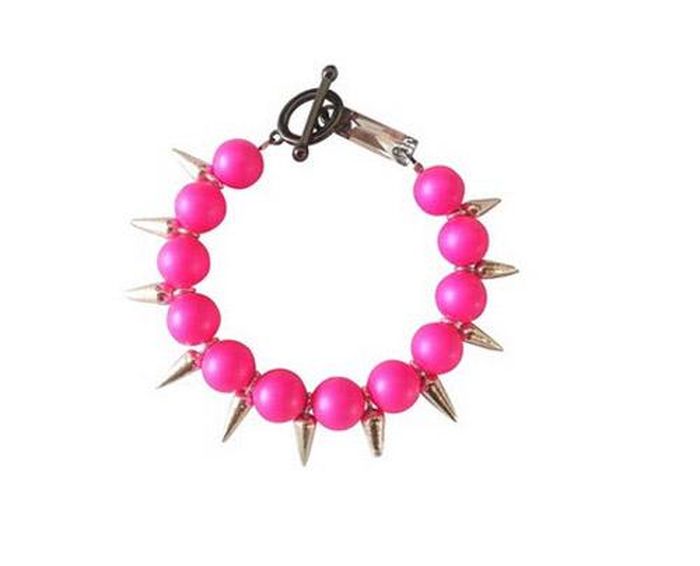 Phụ kiện với sắc hồng neon không chỉ rất nữ tính mà còn đậm tính phá cách