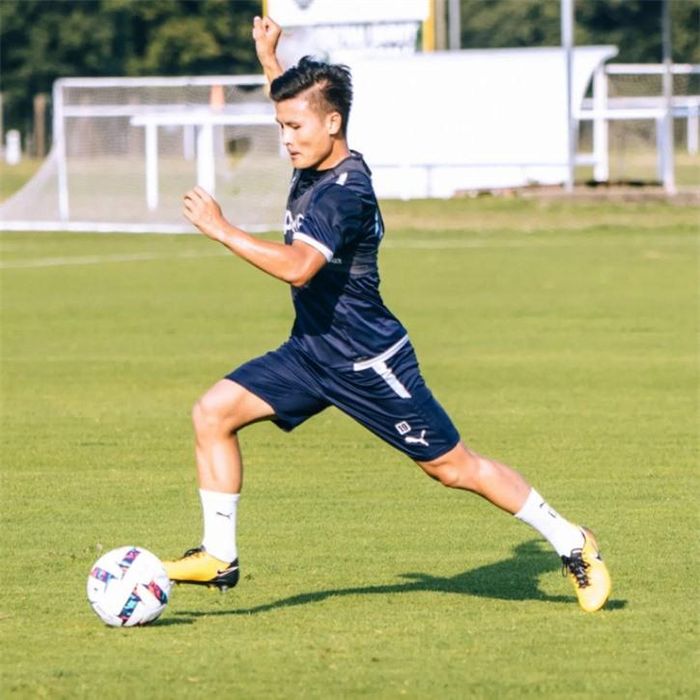 Quang Hải tập luyện chăm chỉ trong màu áo Pau FC