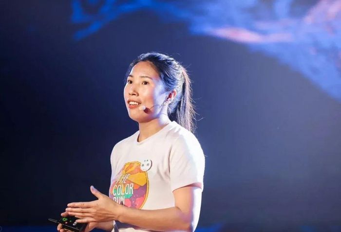 Tôn Linh truyền cảm hứng cho nhiều người qua bài thuyết trình tại TEDxTalks. Ảnh: Toutiao