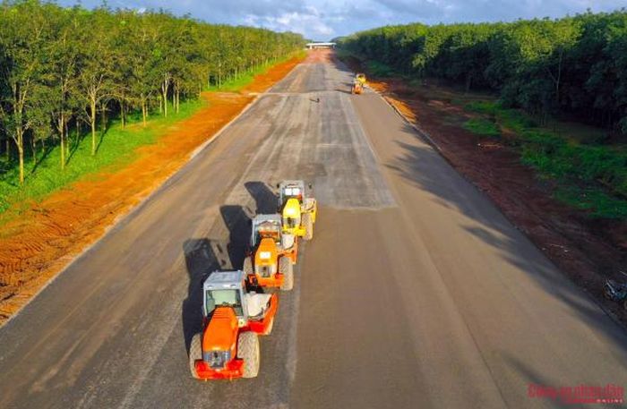Xuyên suốt các gói thầu đang có nhiều đoạn được thảm nhựa, nhiều mũi thi công đang dần tiếp cận với nhau.