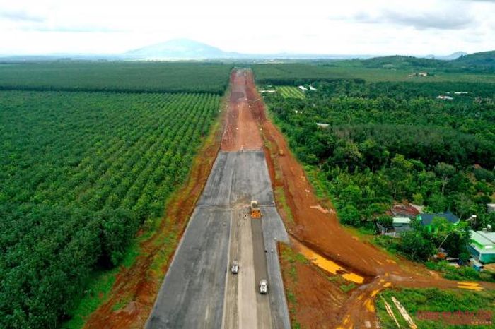 Trước đó cuối tháng 11/2022, Bộ trưởng Bộ GTVT Nguyễn Văn Thắng cùng đoàn công tác có chuyến kiểm tra thực địa tiến độ dự án cao tốc Dầu Giây - Phan Thiết đoạn địa bàn tỉnh Đồng Nai. Bộ trưởng Bộ GTVT phê bình các nhà thầu chậm tiến độ, tỏ ra sốt ruột khi thời hạn thông xe kỹ thuật không còn nhiều mà công trình vẫn ngổn ngang.