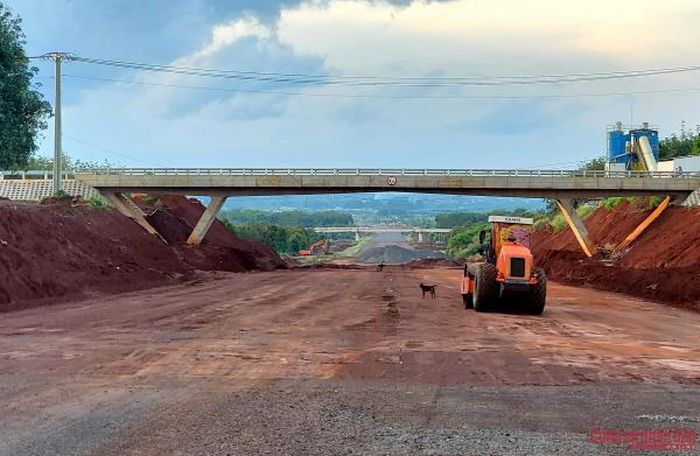Trên tuyến cao tốc có 65 cầu với 18 cầu trên cao tốc và 47 cầu vượt đã hoàn thành 97,05% khối lượng.