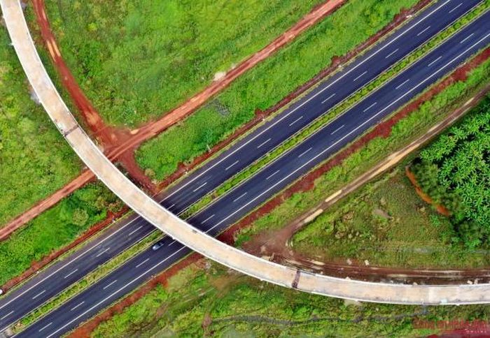 Trong ảnh là hệ thống cầu vượt đang được thi công kết nối dự án cao tốc Phan Thiết - Dầu Giây vào cao tốc TP HCM - Long Thành - Dầu Giây. Khi 2 cao tốc kết nối sẽ rút ngắn hành trình TP HCM - Phan Thiết chỉ còn một nửa thời gian là 2,5 giờ thay vì gần 5 giờ khi đi theo Quốc lộ 1 như hiện nay.