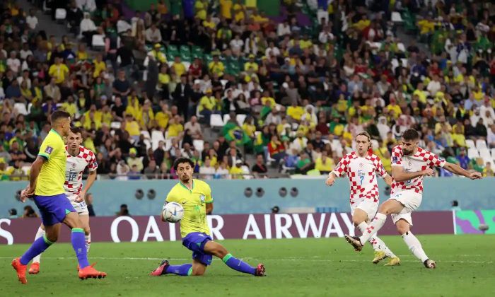 ... thì ở phút 117, ở cú sút trúng mục tiêu đầu tiên trong cả trận, Petkovic đã đánh bại Alisson gỡ hòa 1-1 cho Croatia