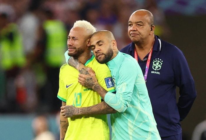 Dani Alves đến động viên đàn em