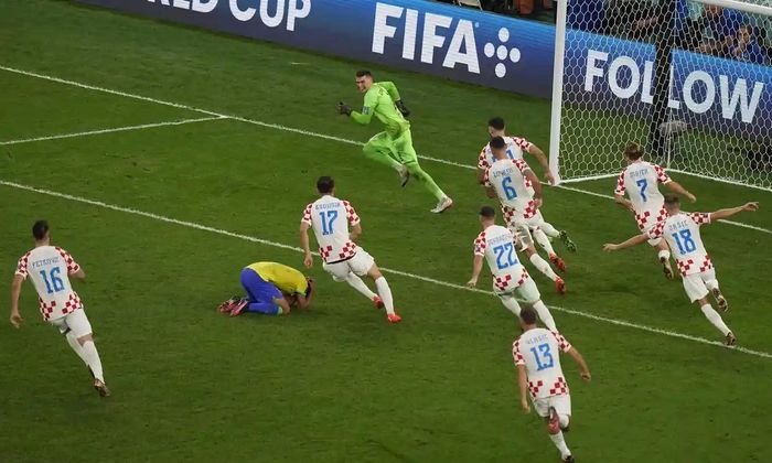 ... giúp đội nhà vỡ òa giành chiến thắng 4-2 cùng tấm vé vào bán kết