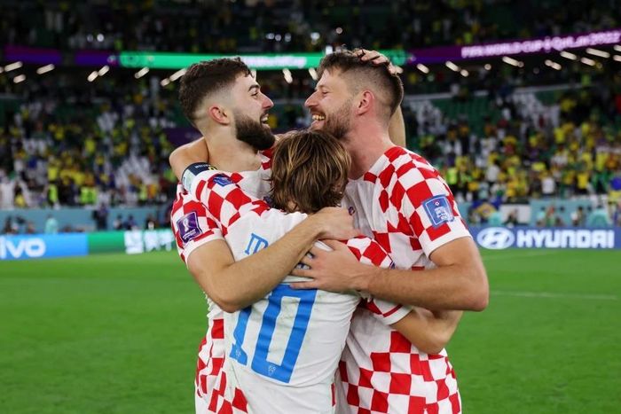Trong khi Neymar và Brazil khóc, thì những nụ cười mãn nguyện nở trên môi các cầu thủ Croatia. Họ đã làm nên kỳ tích tiến vào bán kết World Cup sau hai loạt luân lưu định mệnh trước Nhật Bản và Brazil.