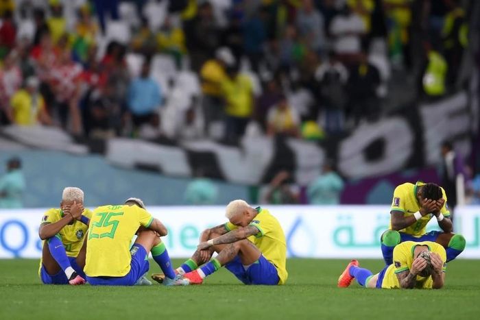 Các cầu thủ Brazil sụp đổ với thất bại khó tin...
