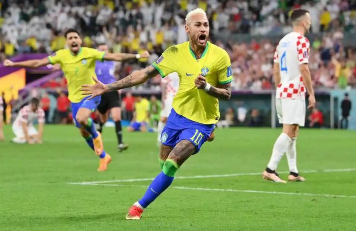 Từ pha đập nhả với Paqueta ngay trong vòng cấm Croatia, Neymar khéo léo vượt qua thủ thành Livakovic trước khi sút tung lưới mở tỉ số cho Brazil