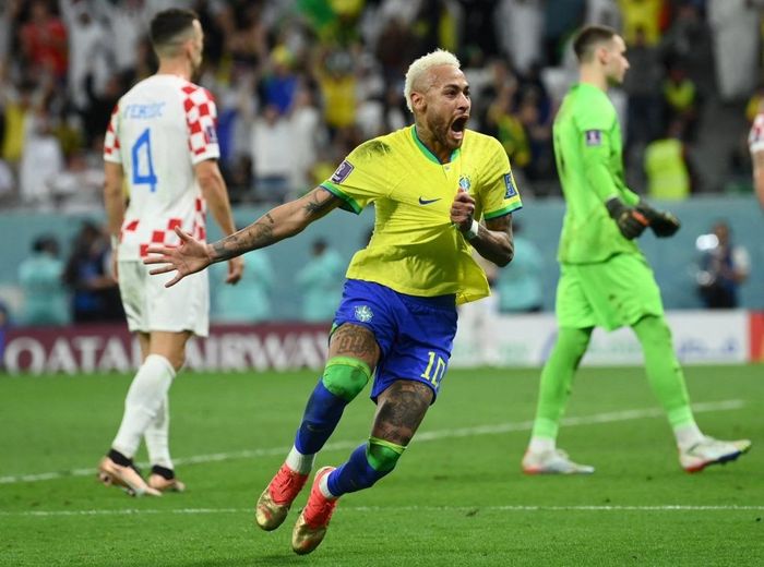 Neymar ăn mừng bàn thắng giúp anh cân bằng kỷ lục 77 bàn cho ĐT Brazil của Pele.