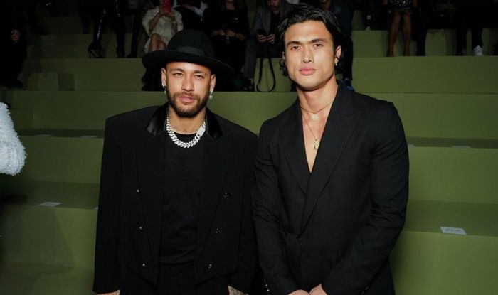  Trong lần dự show của Balmain vào tháng 3, Neymar diện set đồ tông đen đơn giản. Anh sử dụng vòng cổ to bản, khuyên tai. Trong khi đó, chiếc mũ rộng vành trở thành điểm nhấn cho bộ đồ. Ảnh: GQ. 