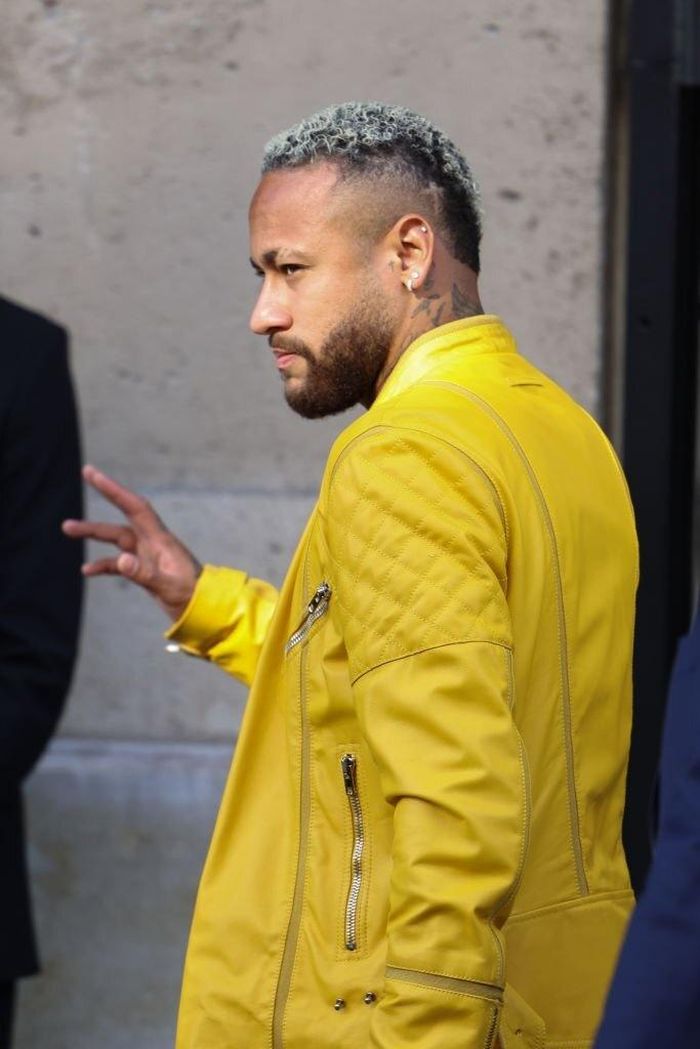  Chia sẻ với GQ, Neymar cho biết phong cách thời trang của anh là sự tổng hợp của nhiều yếu tố. "Đôi khi tôi mặc những bộ đồ tinh tế. Thỉnh thoảng, tôi thích sáng tạo. Tôi muốn tạo ra những diện mạo khác nhau nhưng còn phụ thuộc vào tâm trạng trong ngày", Neymar nói. Nam cầu thủ cho biết nhiều khi anh sẽ ép bản thân ăn diện thời trang hơn. Ngày thường, anh ưu tiên những bộ đồ đơn giản. Ảnh: CBS Sports Golazo. 