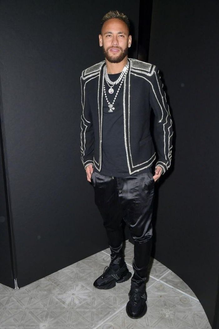  Trước khi tập trung cho World Cup 2022, Neymar gây chú ý khi ngồi hàng ghế đầu tại show của Balmain. Buổi trình diễn tổ chức vào tháng 9, thuộc khuôn khổ Paris Fashion Week. Anh có mối quan hệ thân thiết với hãng khi thường xuyên tham dự show diễn kể từ năm 2017. Ảnh: GQ. 