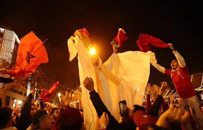  Cổ động viên Morocco ăn mừng sau chiến thắng trước Tây Ban Nha. Ảnh: Reuters. 