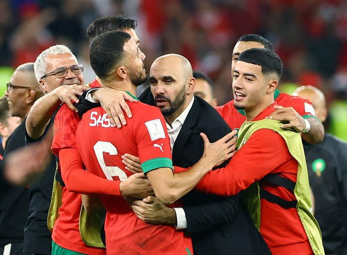  Thành viên đội tuyển Morocco ăn mừng sau chiến thắng trước Tây Ban Nha. Ảnh: Reuters. 