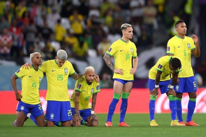 Neymar (số 10) có lẽ đã không có cơ hội thực hiện lượt sút của mình