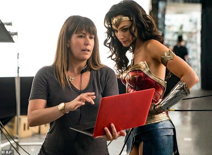 Biên kịch-đạo diễn Wonder Woman - Patty Jenkins (trái) và ngôi sao Gal Gadot