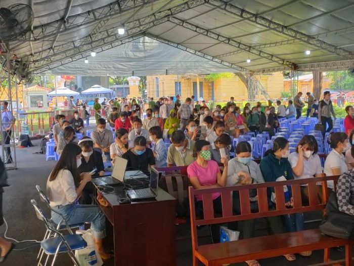 Một số bị hại dự tòa.