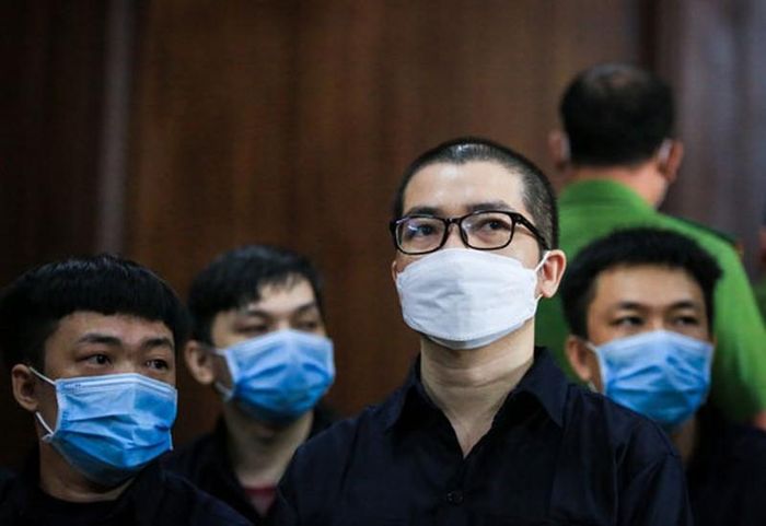 Nguyễn Thái Luyện cùng các bị cáo trong vụ án.