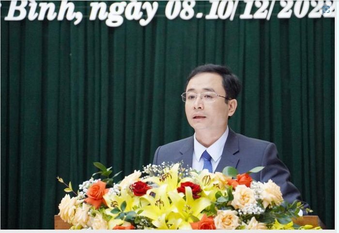 Ông Đặng Ngọc Tuấn, Giám đốc Sở GD&amp;ĐT Quảng Bình phát biểu tại phiên họp.