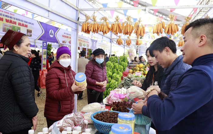 Nhiều người quan tâm đến công dụng, giá của sản phẩm được bày bán.