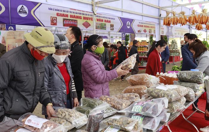 Dược liệu đến từ gian hàng huyện Si Ma Cai cũng được nhiều người lựa chọn.