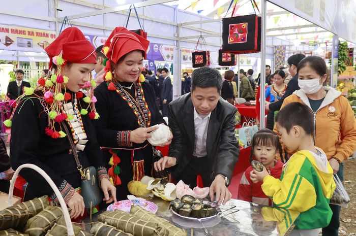Thưởng thức sản vật ngay tại gian hàng.