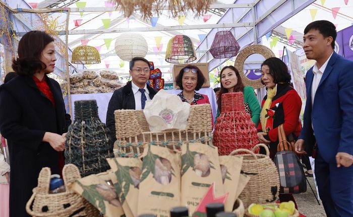Các mặt hàng sản xuất từ tơ chuối là sản phẩm mới, được nhiều người quan tâm.