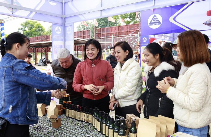 Mặt hàng tinh dầu, sản phẩm chăm sóc sức khỏe nhận được sự quan tâm đặc biệt từ người tiêu dùng.