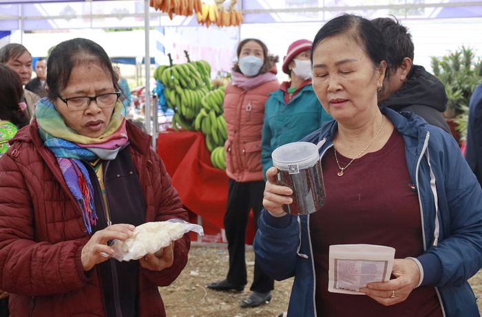 Khách hàng trải nghiệm, mua sản phẩm tại gian hàng huyện Văn Bàn.