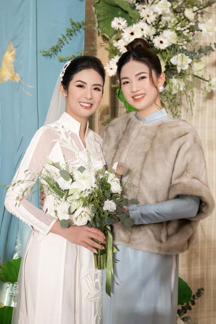 Á hậu Thanh Tú hiếm hoi xuất hiện trong ngày vui của đàn chị. Dù đã rời xa showbiz một thời gian dài nhưng người đẹp vẫn giữ được nhan sắc mặn mà, đằm thắm.