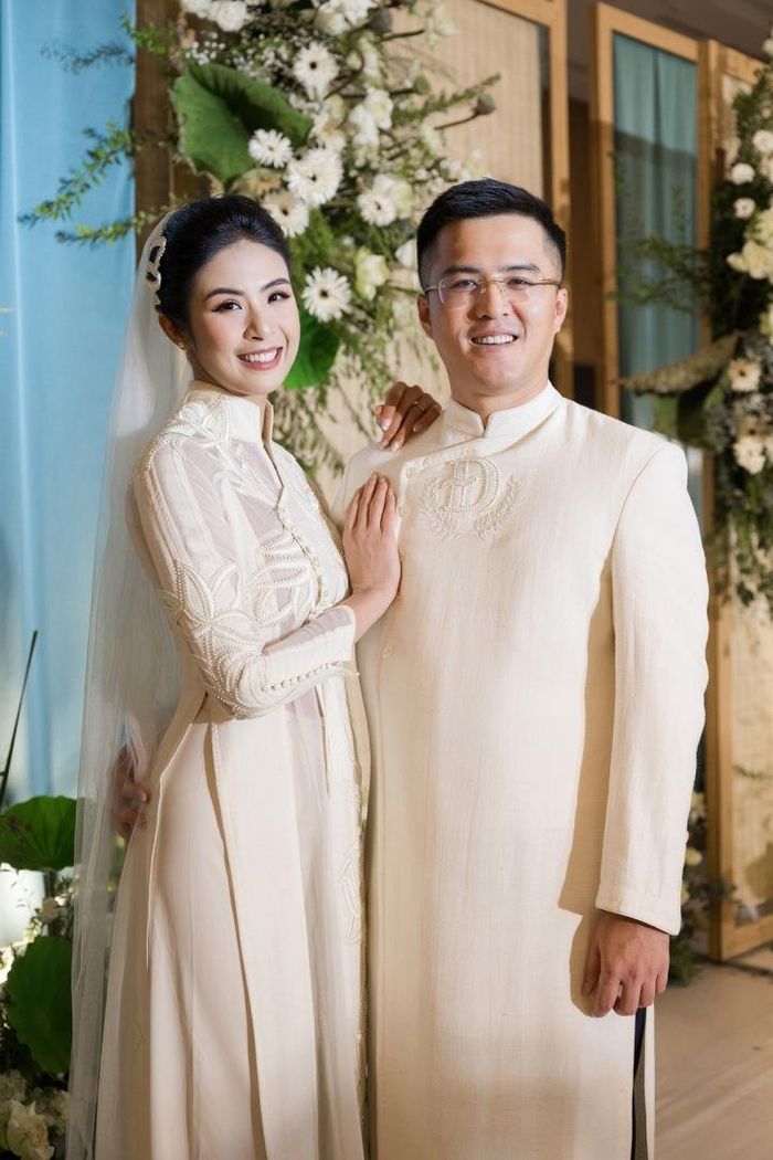 Cô dâu, chú rể đều diện áo dài truyền thống thay cho đồ cưới. Cặp đôi cũng khuyến khích khách mời diện áo dài truyền thống tới hôn lễ. 