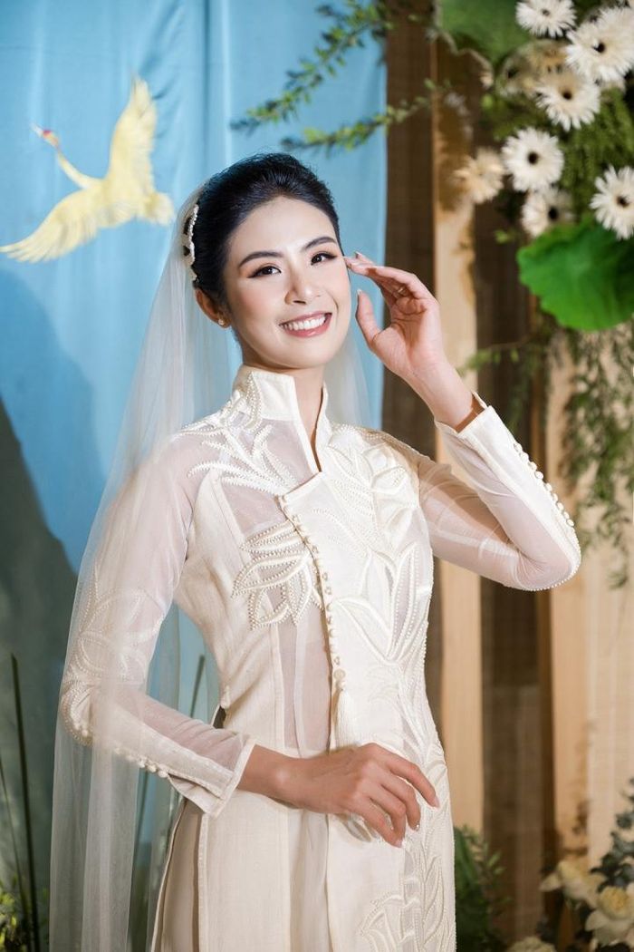 Ngọc Hân diện áo dài thay cho váy cưới trong hôn lễ, nhan sắc ngọt ngào, thanh lịch của cô khiến nhiều người xuýt xoa. 