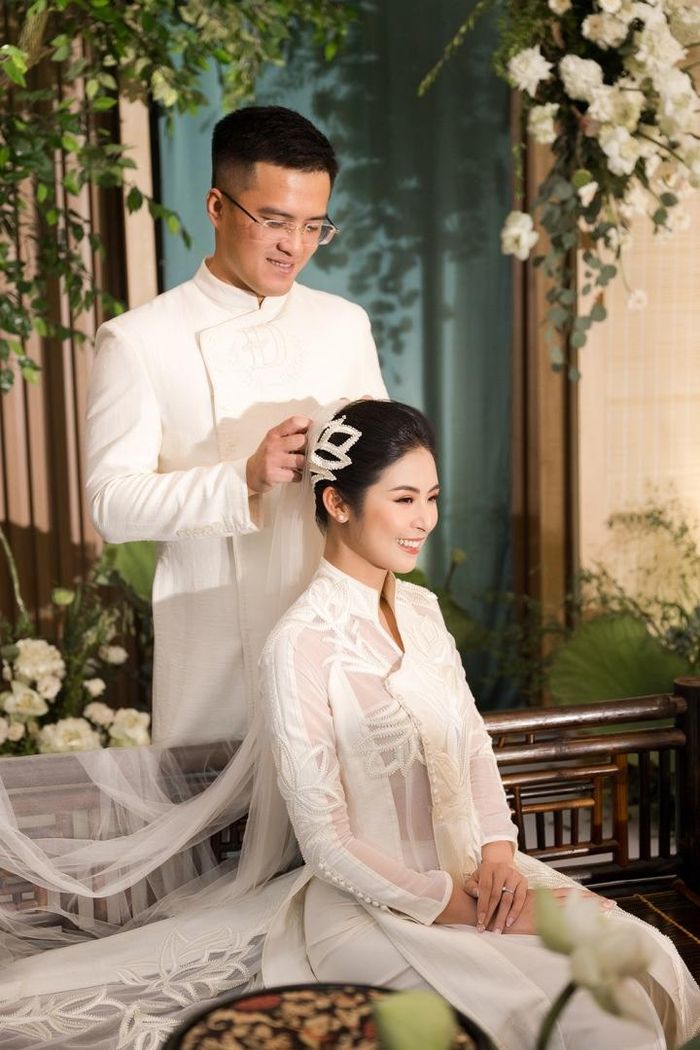 Ông xã chăm chút ân cần cho Ngọc Hân trước giờ tổ chức hôn lễ. Tiệc cưới của cặp đôi có sự góp mặt của hơn 800 khách mời. Ngọc Hân từng chia sẻ người bạn đời không phải đại gia hay thiếu gia nhưng lại sống tình cảm, chu đáo và hết mực yêu thương cô.